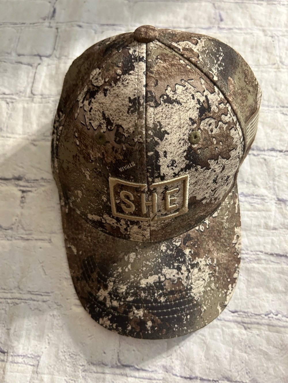SHE OUTDOOR GAMEDAY SOLID-BACK CAP TRUE TIMBER STRATA FLAG SIDE SNAPBACK O/S